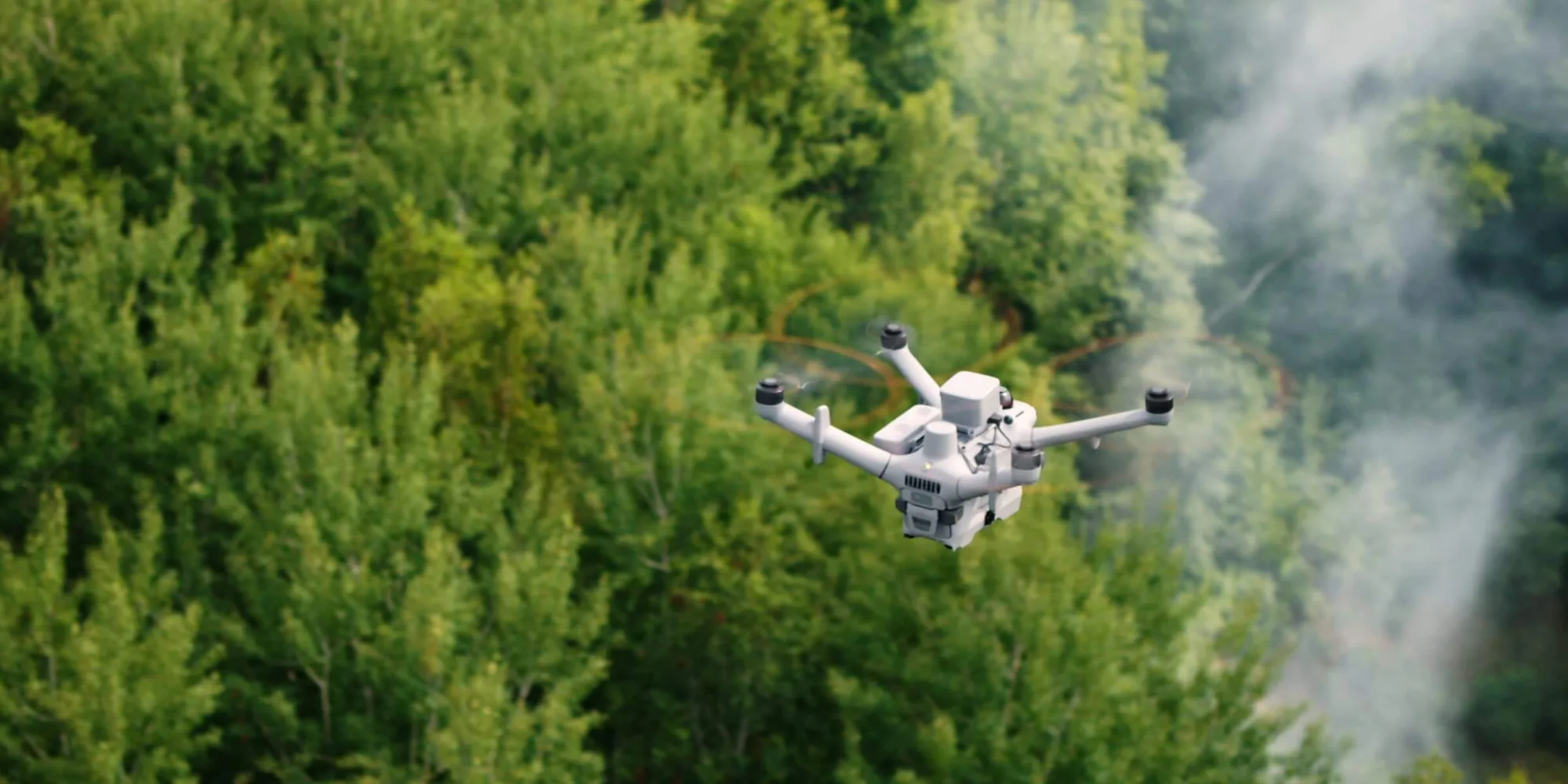 Ormanın üzerinde uçan DJI Matrice 5TD