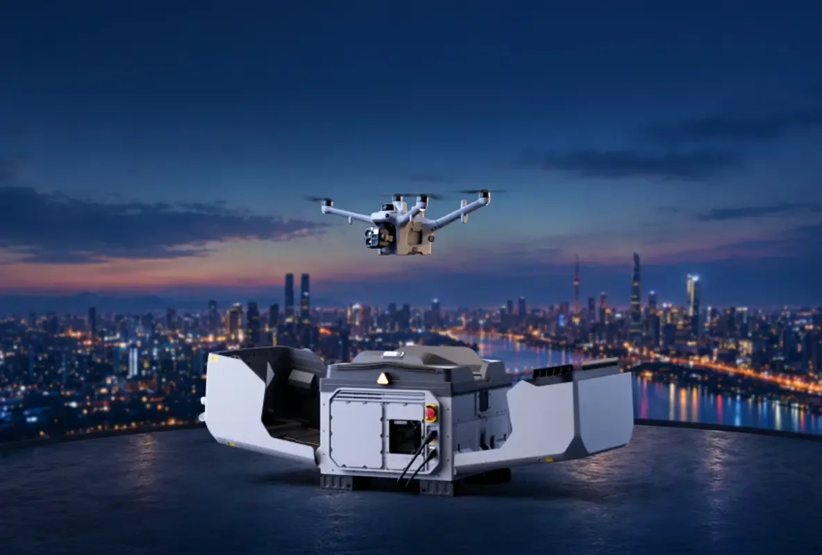 Şehir gecesinde DJI Dock 4 ve Matrice 5TD