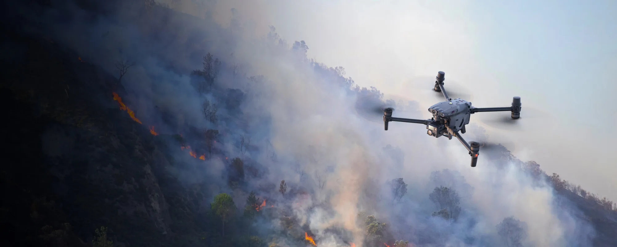 İtfaiye ekibi drone ile yangına müdahale ediyor