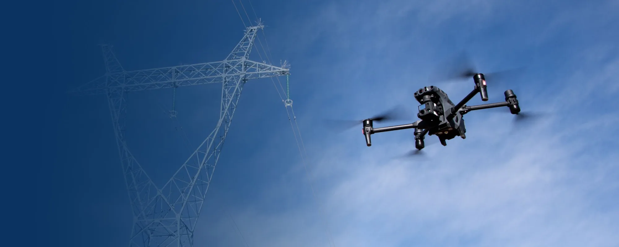 Enerji nakil hattını denetleyen drone